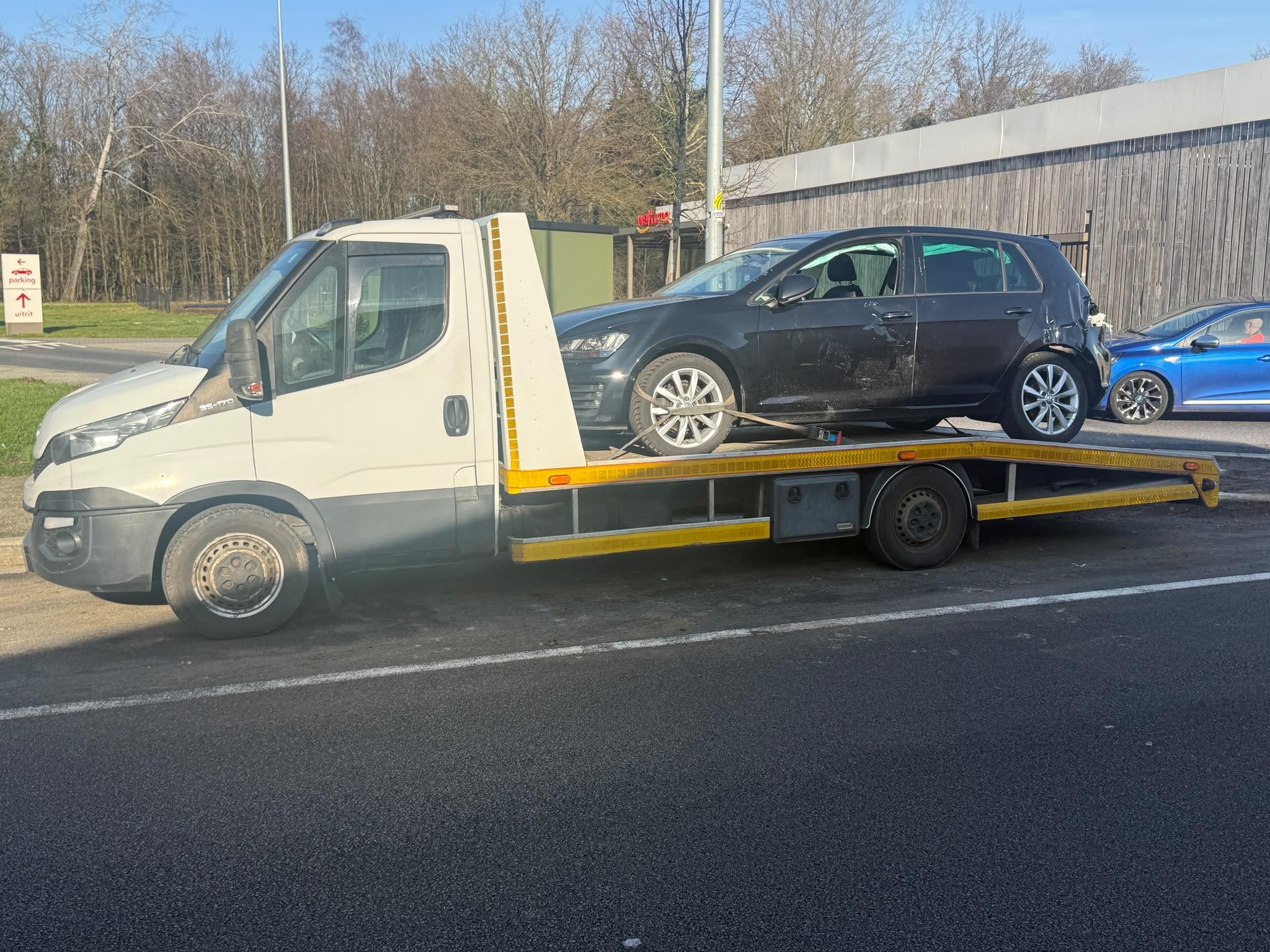 Detail van de veilig bevestigde sportwagen